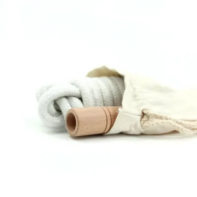 Comba de Algodón y Madera en Bolsita Personalizada para Bautizo tumbada