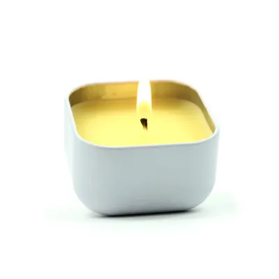 Vela Aromática en Latita Cuadrada Personalizada para Bautizo abierta