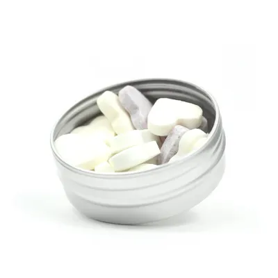 Latita con Tapa de Rosca para Boda con Caramelos Corazón abierta