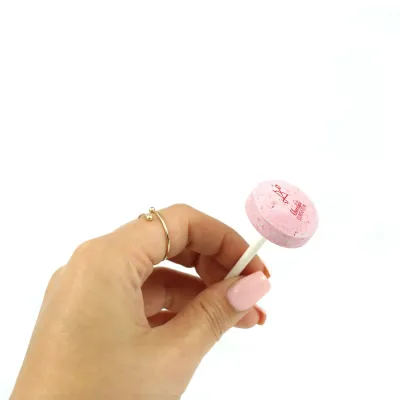 Chupa Chups Personalizados para Boda (95 uds) mano