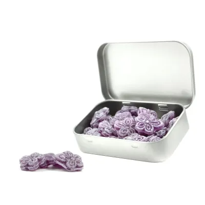 Caramelos Violetas en Cajita Metálica Rectangular Personalizada para Detalle de Bautizo abierta